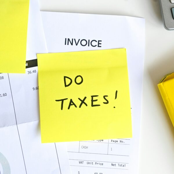 Yellow sticky note that says "do taxes"